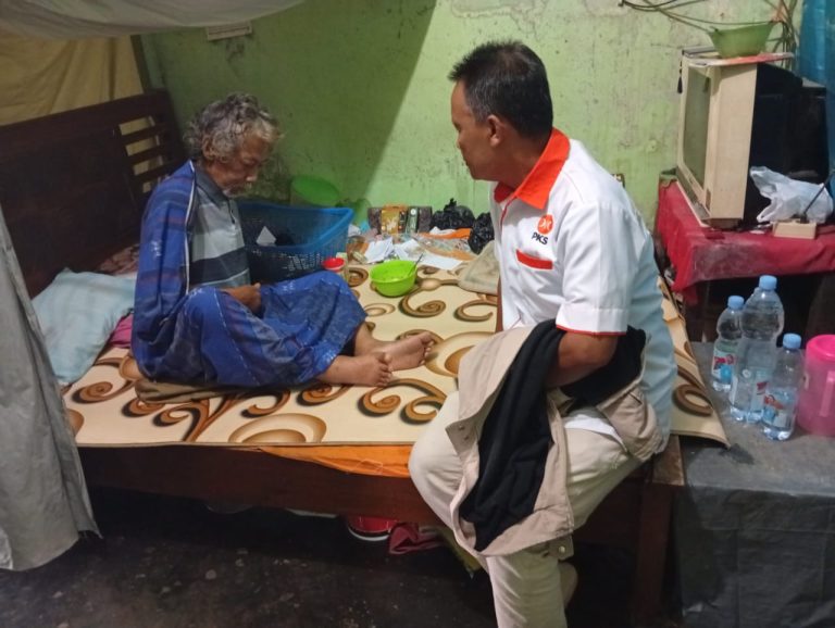Ketua DPC PKS Cipedes Jenguk Warga Sakit di Kampung Gunung Tanjung